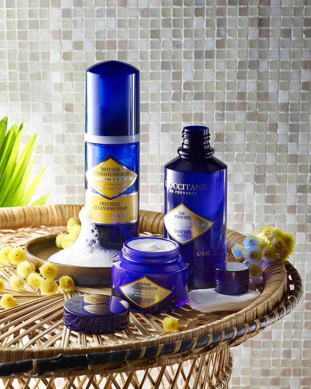 L'occirtane Immortelle Precious Essential Water 30 ml.  ดมไปด้วยน้ำดอกอิมมอคแตล ที่ผ่านการเพาะปลูกอย่างยั่งยืนจากเกาะคอร์ซิก้า และน้ำดอกกุหลาบที่มีคุณสมบัติในการปลอบประโลมผิว โทนเนอร์สูตรปราศจากแอลกอฮอล์นี้จะทำความสะอาดเครื่องสำอางตกค้างและเตรียมผิวสำหรับการบำรุงผิวขั้นต่อไป   ไดนามิคไฮยาลูรอนิกแอซิดชนิดน้ำหนักโมเลกุลต่ำและแร่ธาตุจำเป็นจะมอบความชุ่มชื้นและช่วยให้ผิวกระชับ ผิวดูมีชีวิตชีวา เปล่งประกายจากภายใน